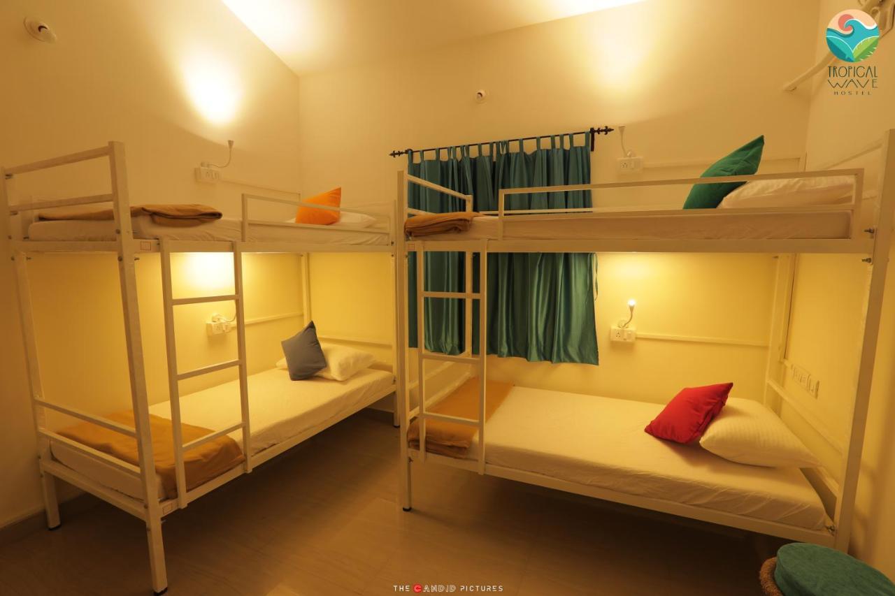 Tropical Wave Hostel Morjim Goa エクステリア 写真