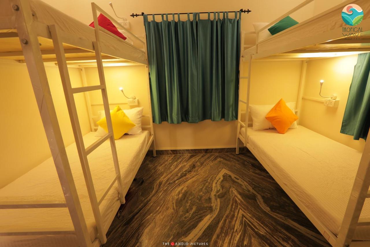 Tropical Wave Hostel Morjim Goa エクステリア 写真