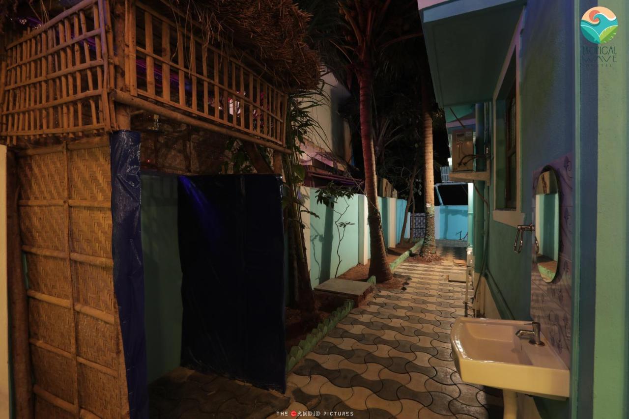 Tropical Wave Hostel Morjim Goa エクステリア 写真