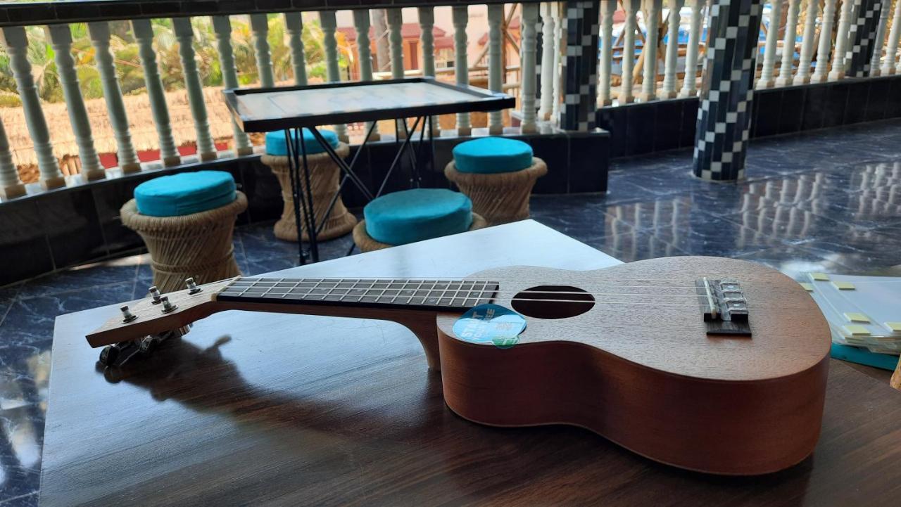 Tropical Wave Hostel Morjim Goa エクステリア 写真