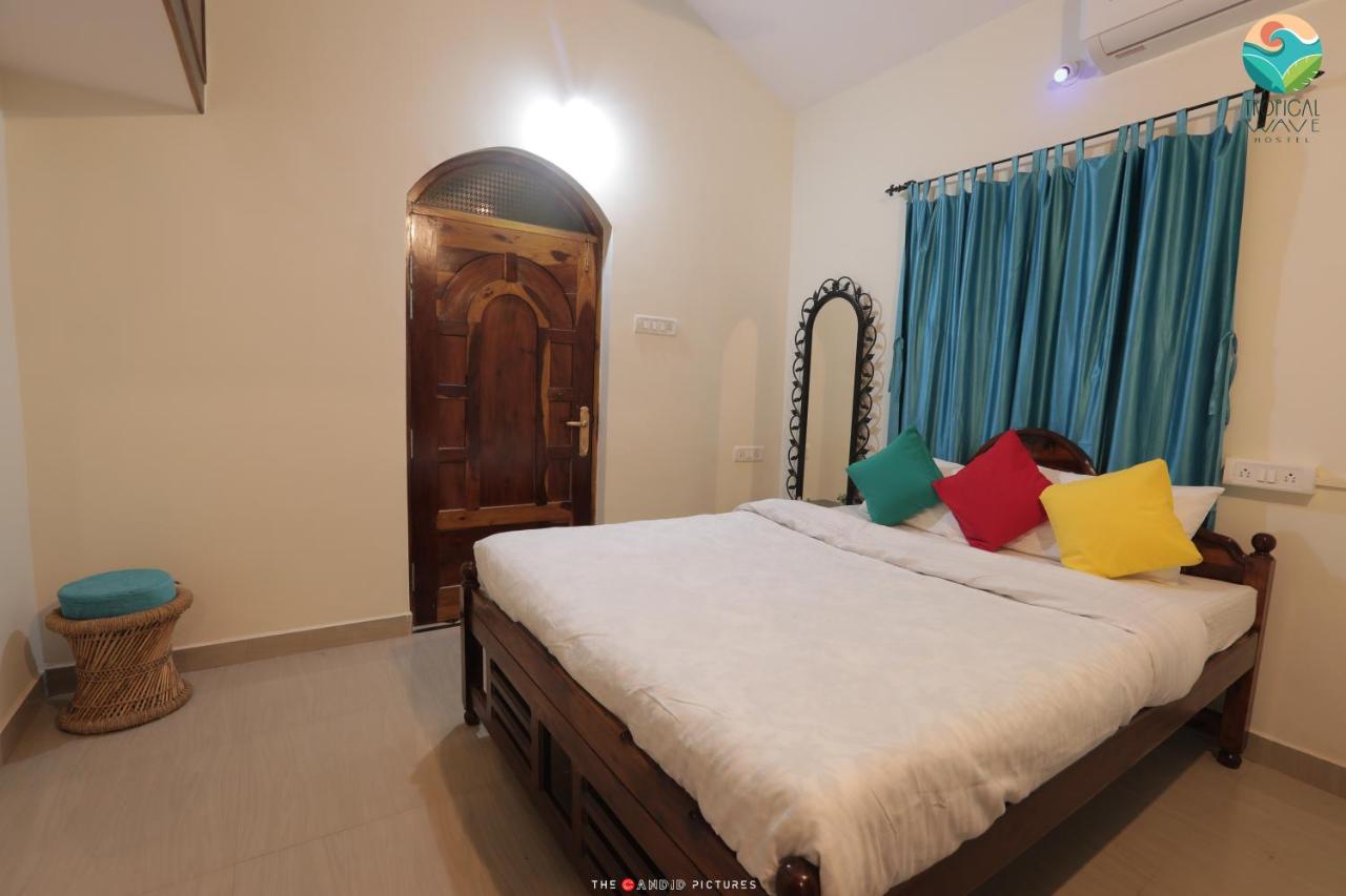 Tropical Wave Hostel Morjim Goa エクステリア 写真