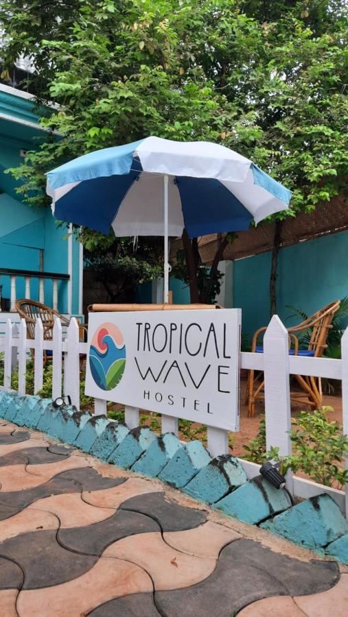 Tropical Wave Hostel Morjim Goa エクステリア 写真