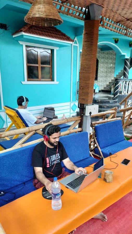 Tropical Wave Hostel Morjim Goa エクステリア 写真
