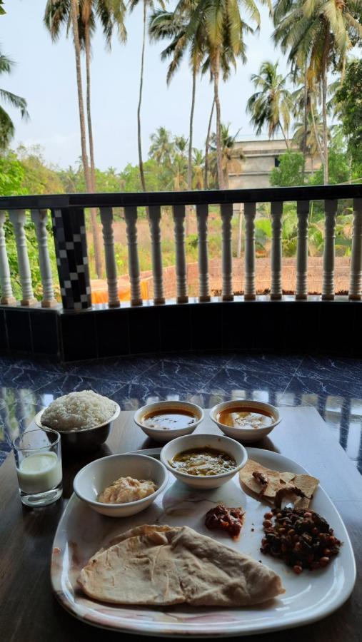 Tropical Wave Hostel Morjim Goa エクステリア 写真