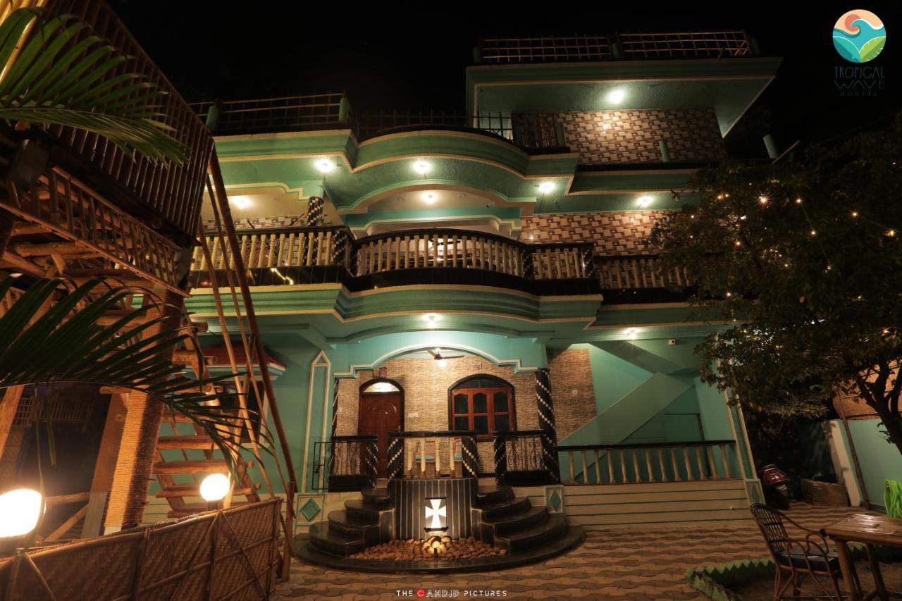 Tropical Wave Hostel Morjim Goa エクステリア 写真