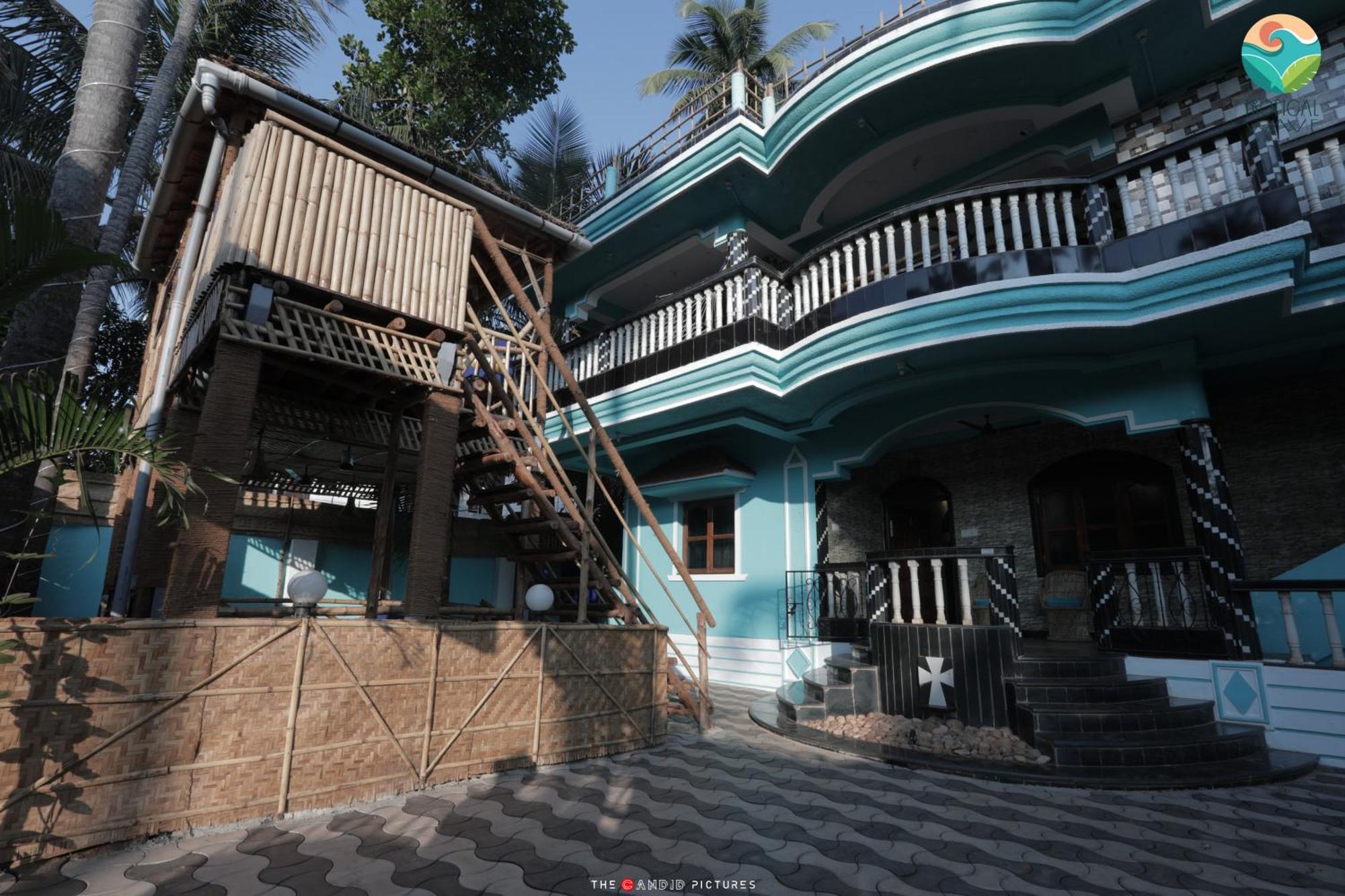Tropical Wave Hostel Morjim Goa エクステリア 写真
