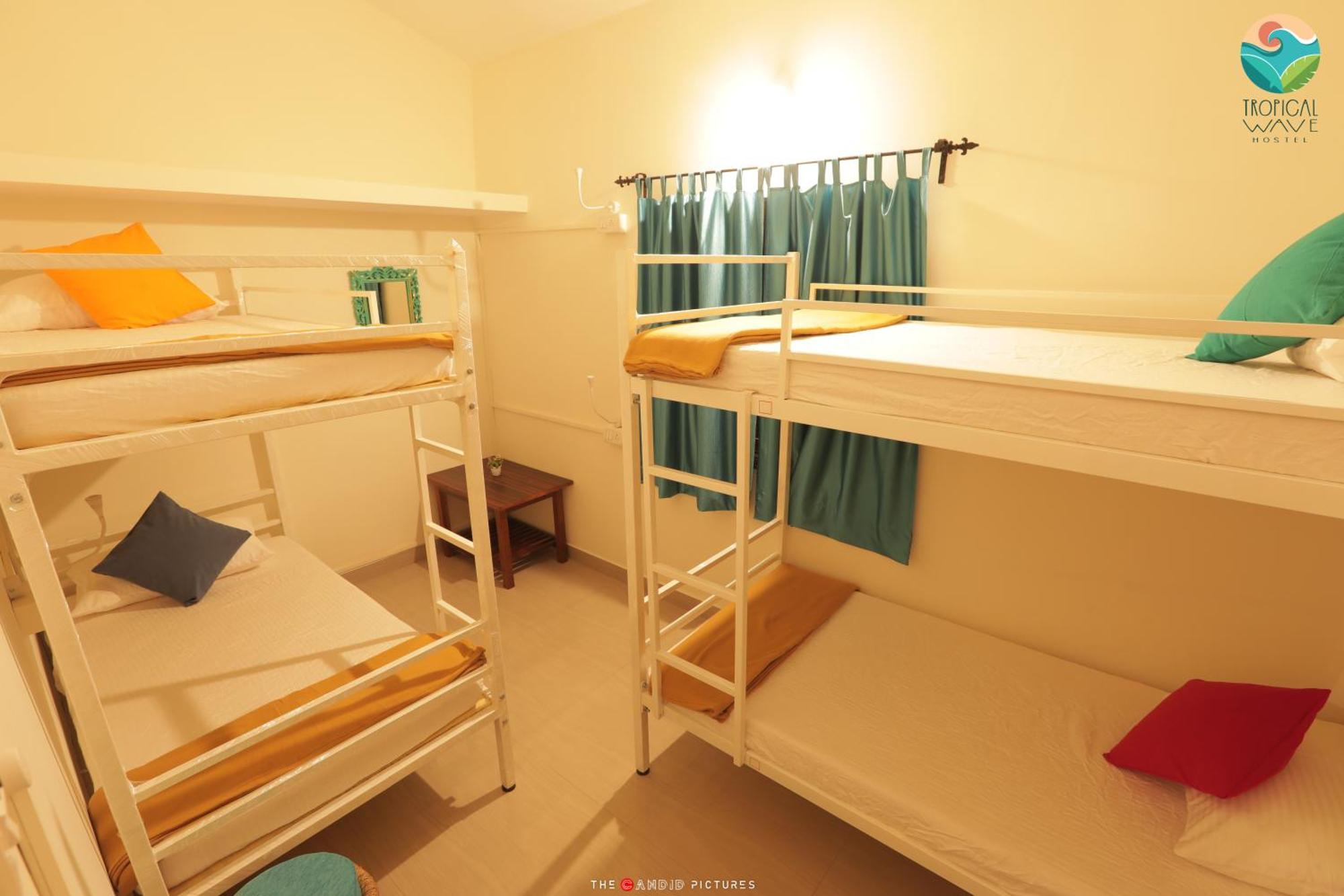 Tropical Wave Hostel Morjim Goa エクステリア 写真