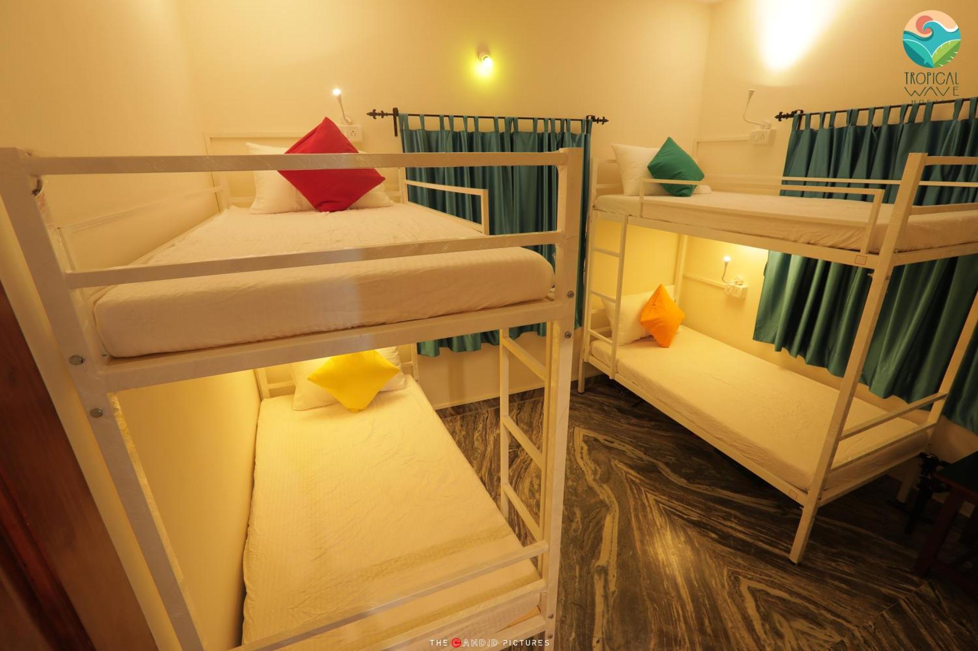 Tropical Wave Hostel Morjim Goa エクステリア 写真