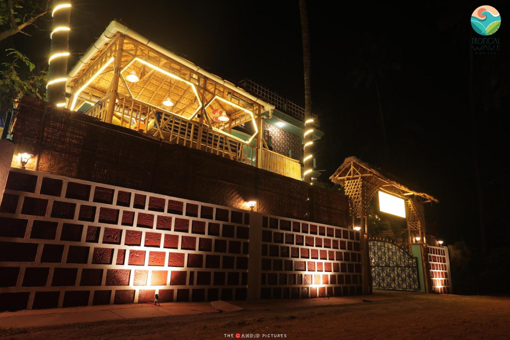 Tropical Wave Hostel Morjim Goa エクステリア 写真