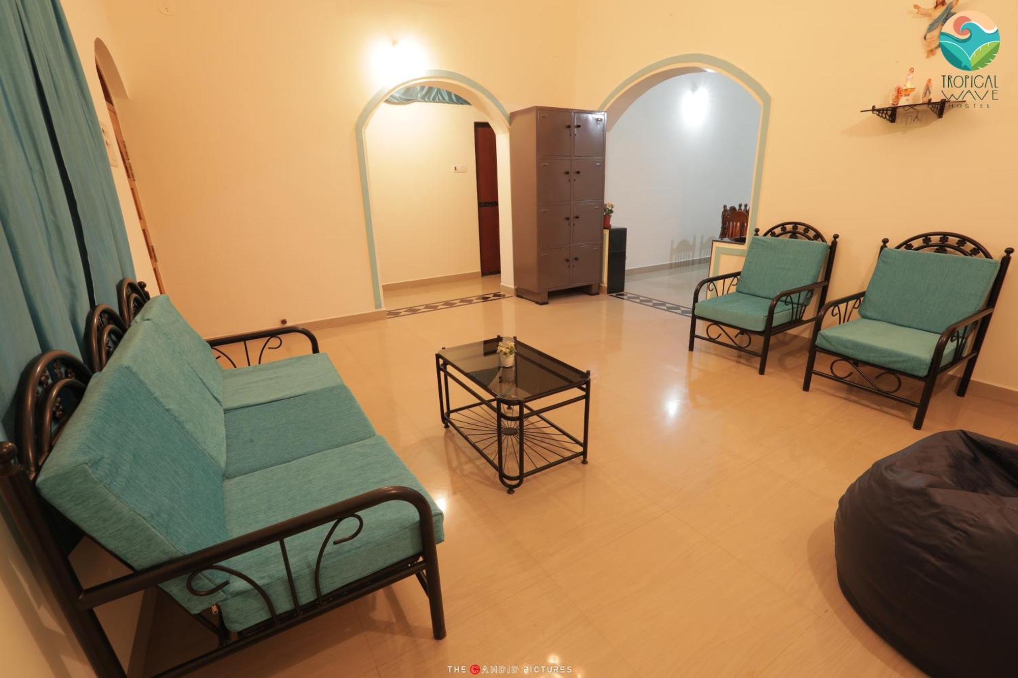 Tropical Wave Hostel Morjim Goa エクステリア 写真