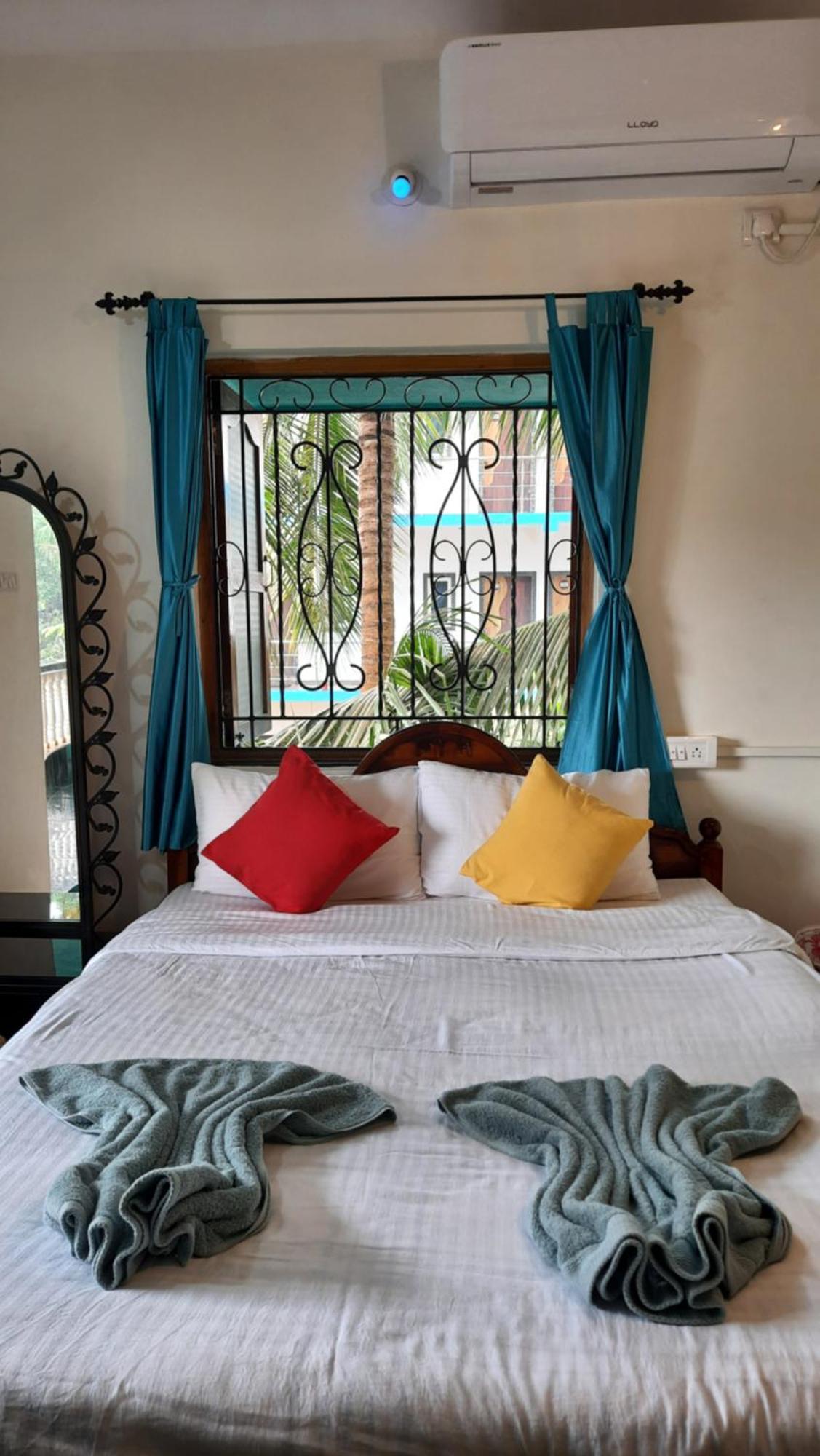 Tropical Wave Hostel Morjim Goa エクステリア 写真